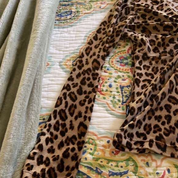 Confortable and beautiful cheetah long sleeve top - Picture 3 of 4